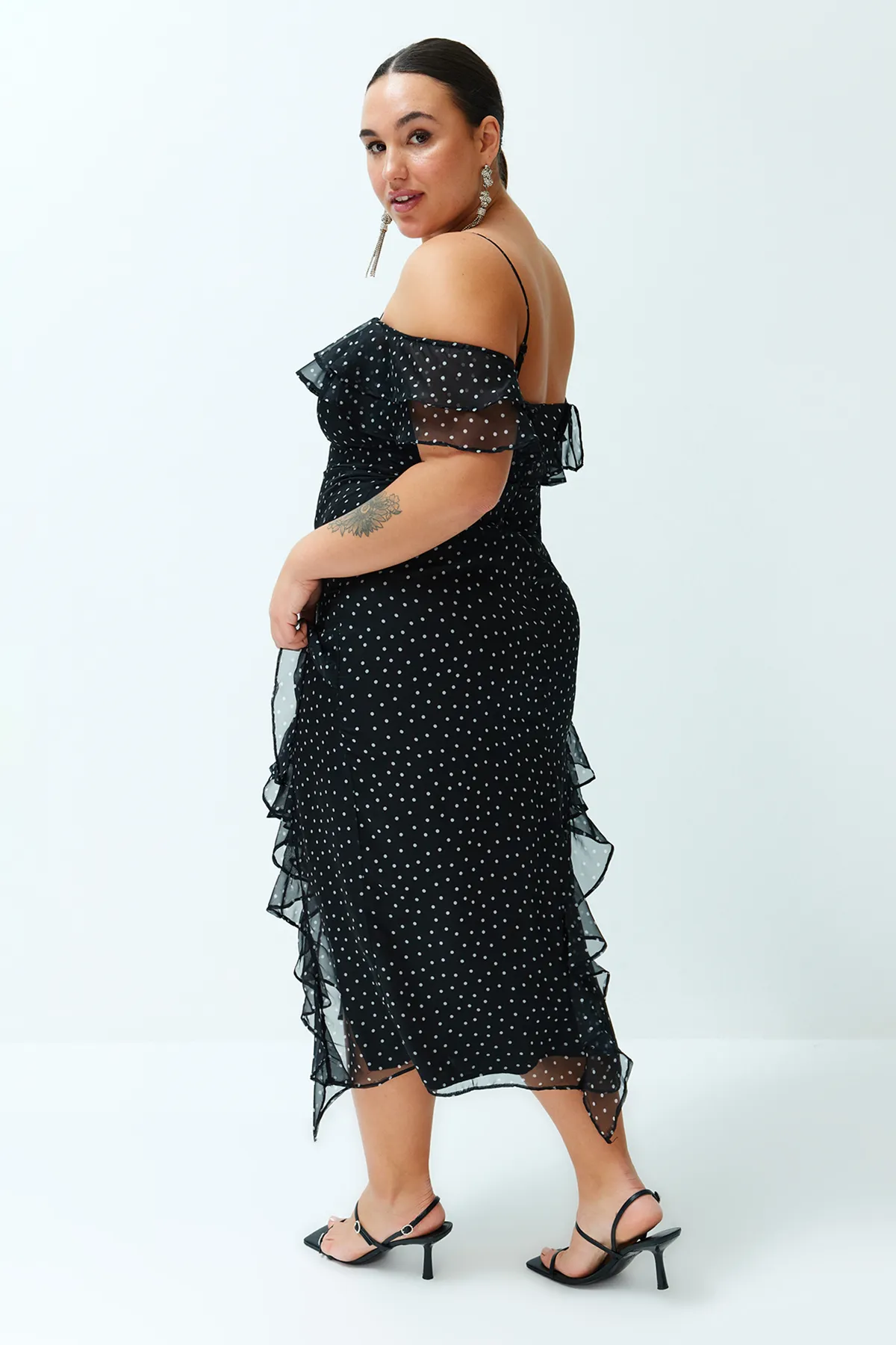 Trendyol Curve  Schwarzes gepunktetes Maxi-Gewebekleid TBBSS24AH00018