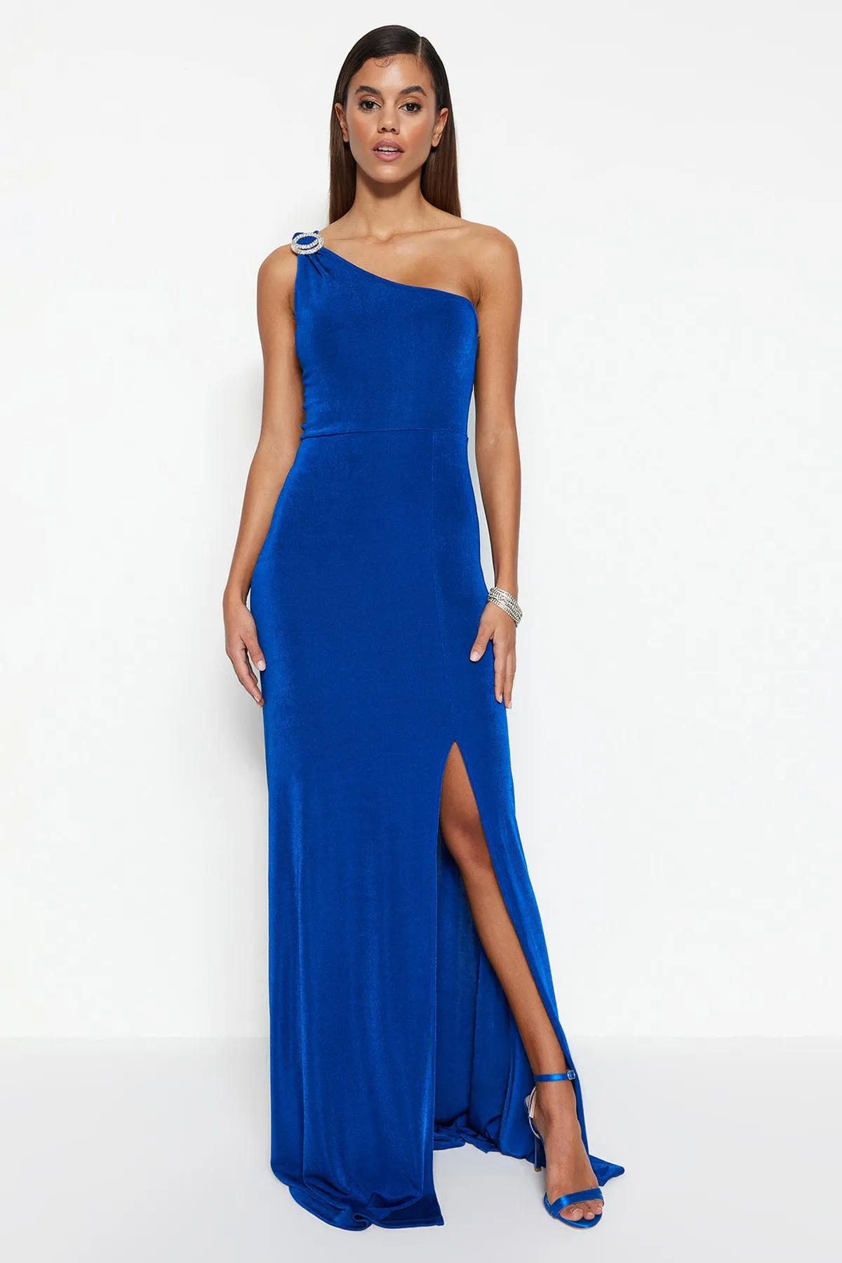 Trendyol Collection  Saks – Langes Abendkleid mit Glitzer-Strick und Accessoires TPRSS23AE00014