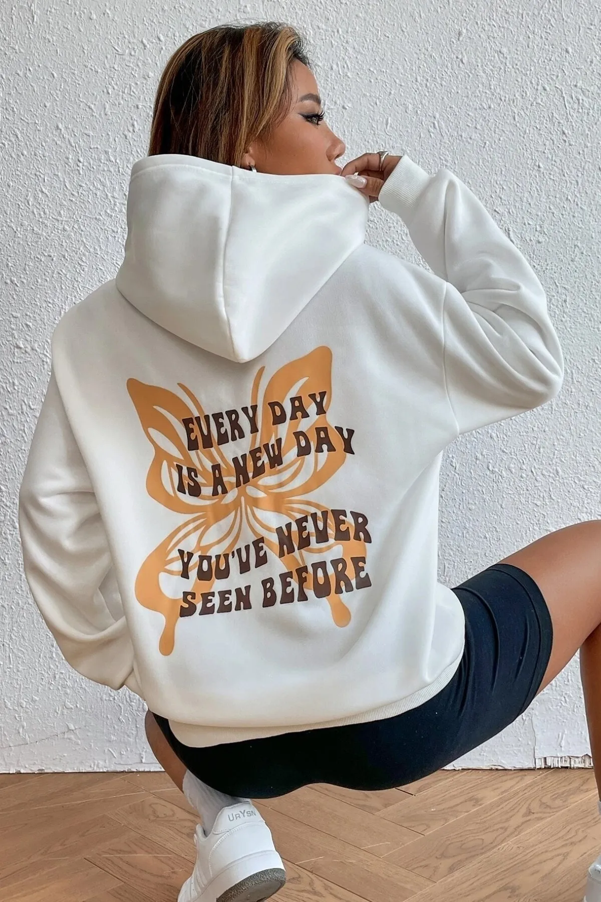 MODAGEN  Weißes, bedrucktes Oversize-Sweatshirt mit Kapuze für Damen „Every Day“.