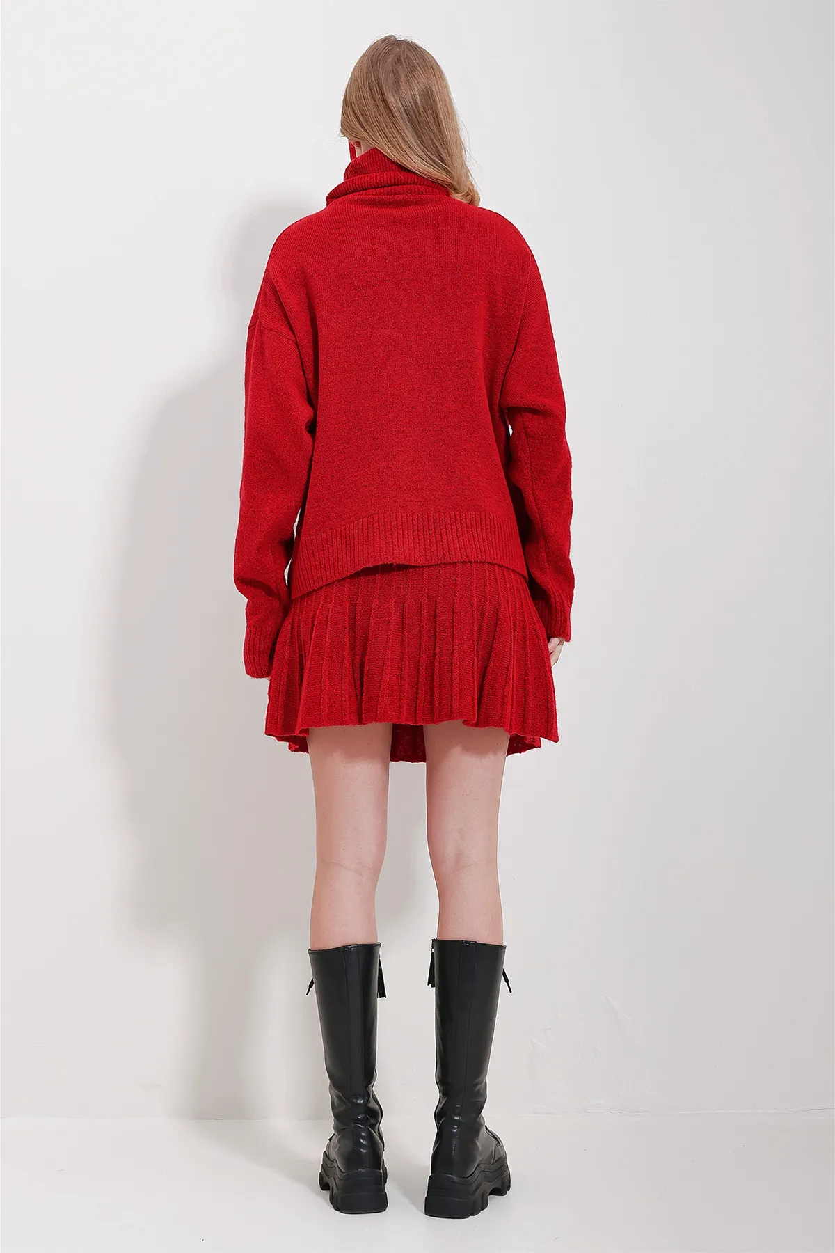 Trend Alaçatı Stili  Roter Rollkragenpullover und Faltenrock für Damen im Set ALC-X11603