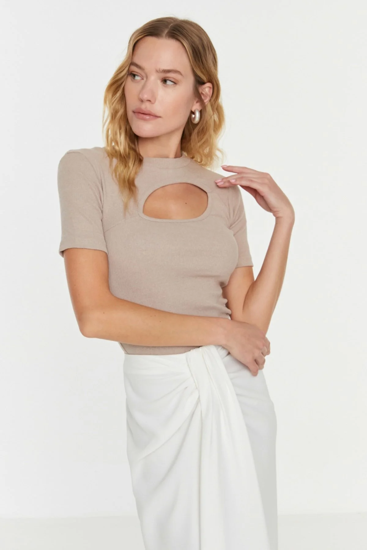 Trendyol Collection  Nerzfarbene, eng anliegende, gerippte, dehnbare Strickbluse mit Rundhalsausschnitt und Ausschnitt TWOSS22BZ0355