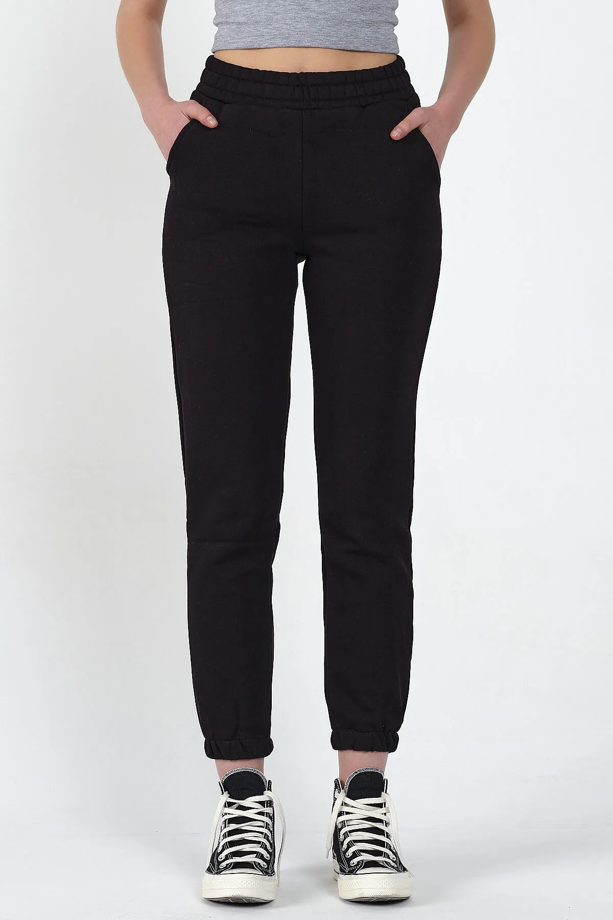 Tonny Black  Schwarze dreifädige Damen-Jogginghose mit erhöhtem Taillenbein und elastischem Bein TBG1903