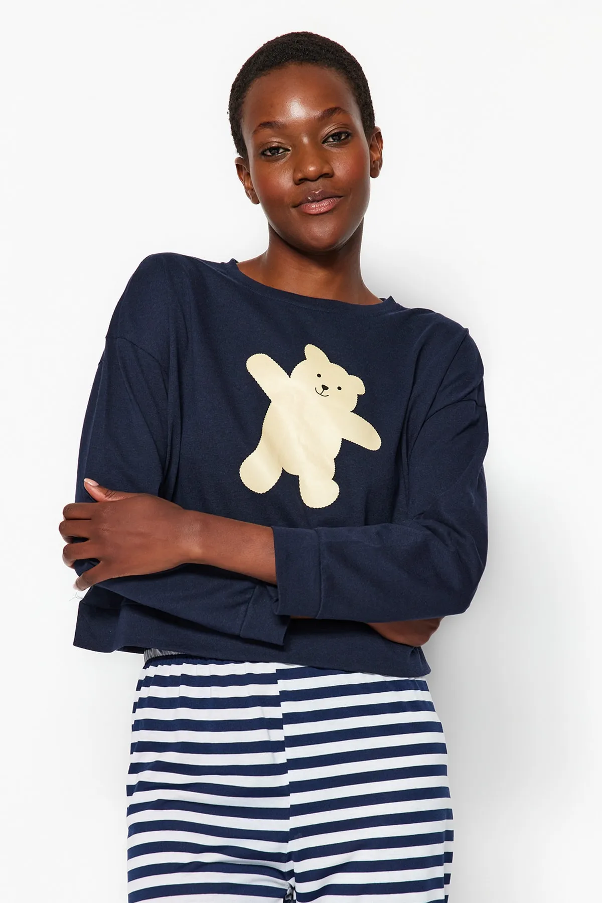 Trendyol Collection  Marineblaues Pyjama-Set aus Baumwolle mit Teddybär-Aufdruck und Jogginghose aus Strick THMAW21PT0302