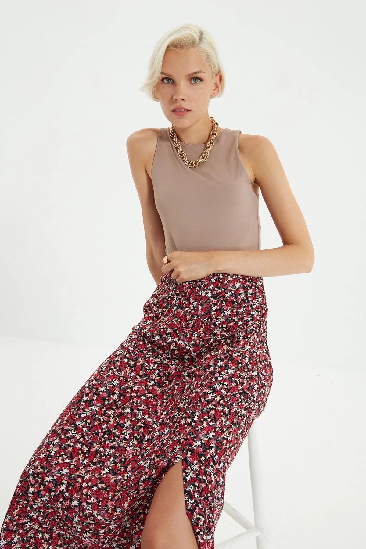 Trendyol Collection  Mehrfarbiger Midirock aus Viskosestoff mit Schlitzdetail und Blumenmuster TWOSS20ET0230