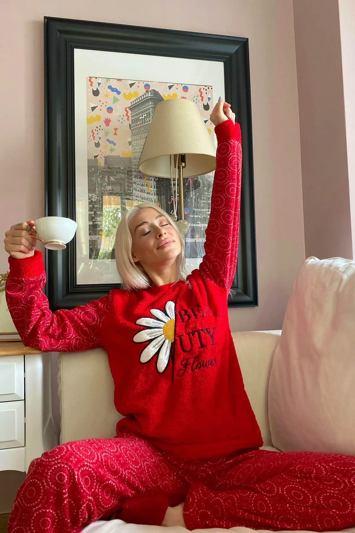 Pijamaevi  Plüsch-Pyjama-Set für Damen mit rotem Gänseblümchenmuster