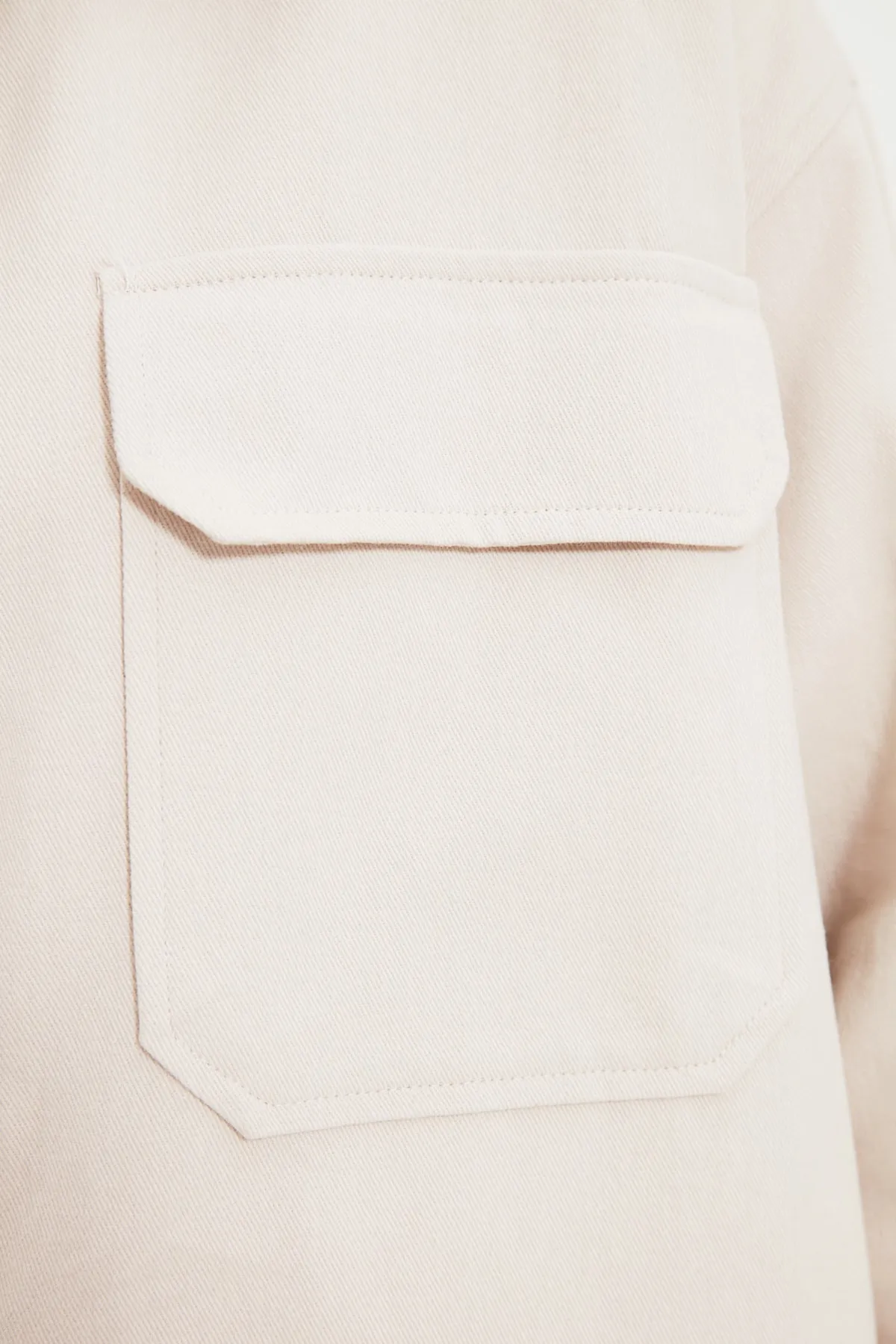 Trendyol Modest  Cremefarbenes, gewebtes Hemd-Hosen-Set mit Taschendetail und Druckknopfverschluss TCTAW22US0013