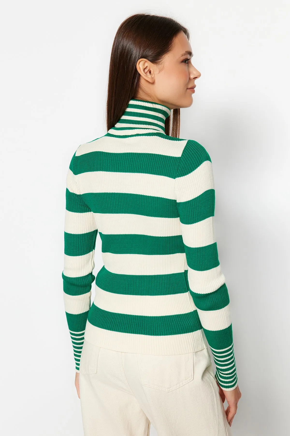 Trendyol Collection  Steinfarbener gestreifter Strickpullover TWOAW24KZ00637