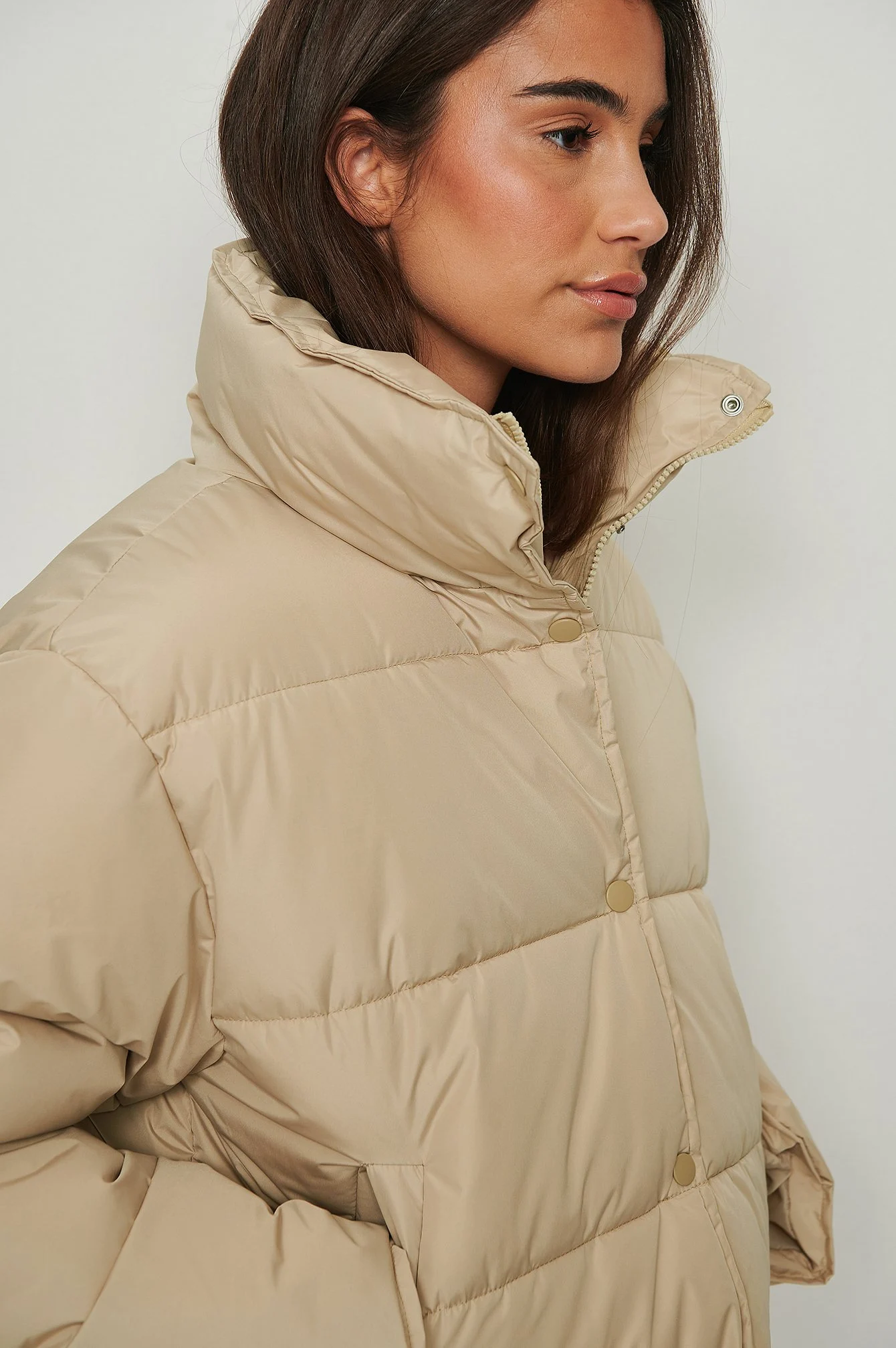 Recycelte kurze gefütterte Jacke mit Druckknöpfen