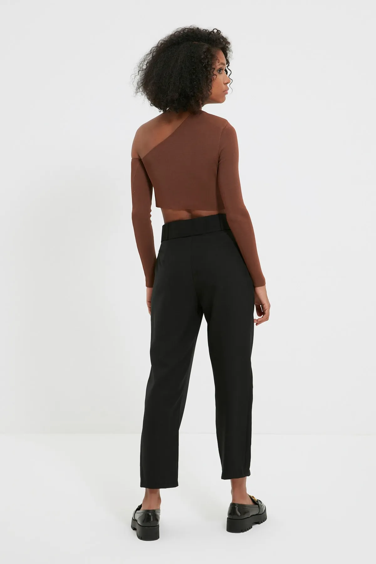 Trendyol Collection  Schwarze, gewebte Karottenhose mit Gürtel und Falten TWOSS19BB0468