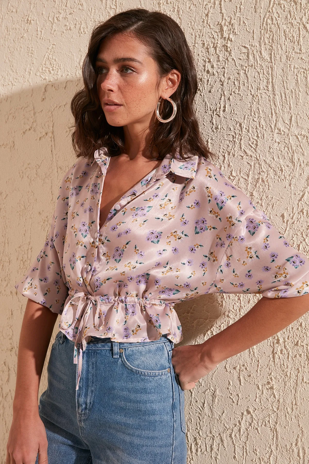 Trendyol Collection  Geknöpfte, gewebte Bluse mit floralem Print in Puderoptik TWOSS20BZ0517