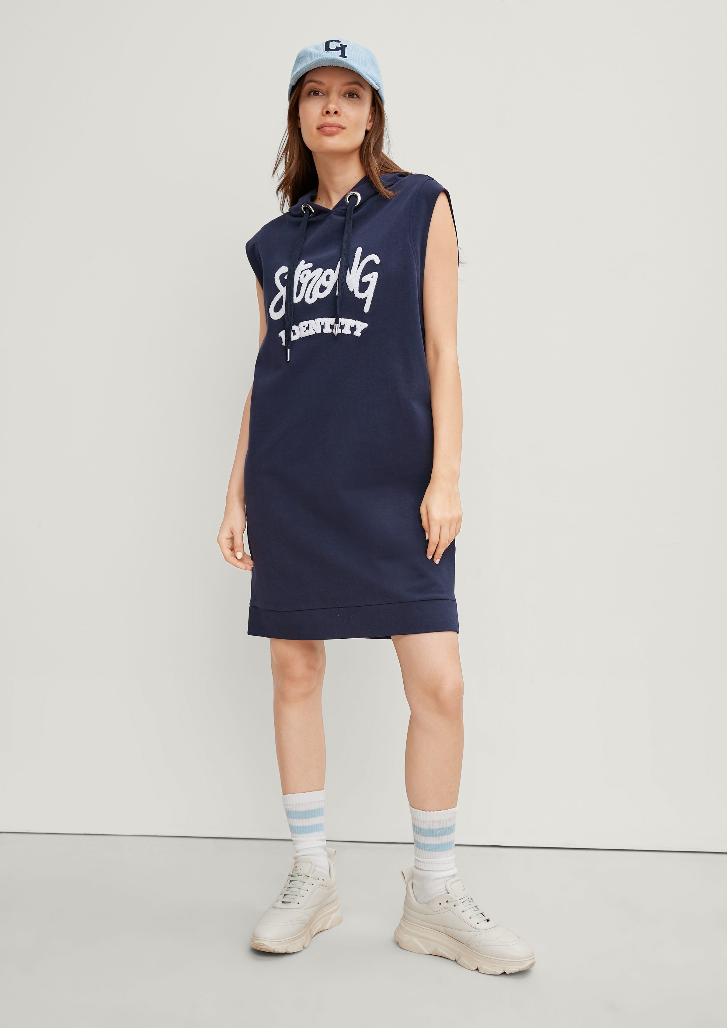 comma casual identity Minikleid Sweatkleid mit gesticktem Schriftzug Stickerei