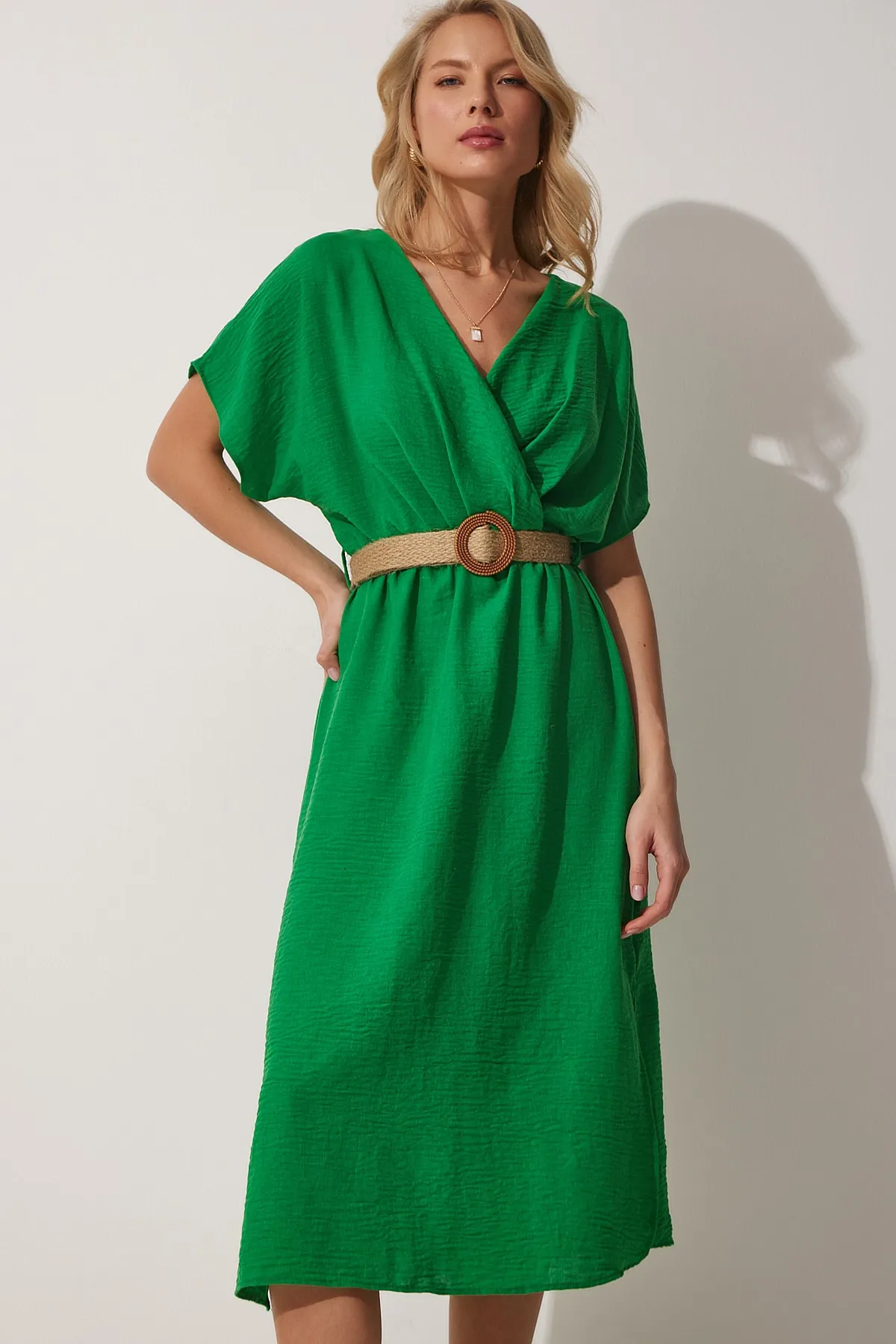 Happiness İstanbul  Lebhaftes grünes Ayrobin-Sommerkleid mit Strohgürtel für Damen ZH00022