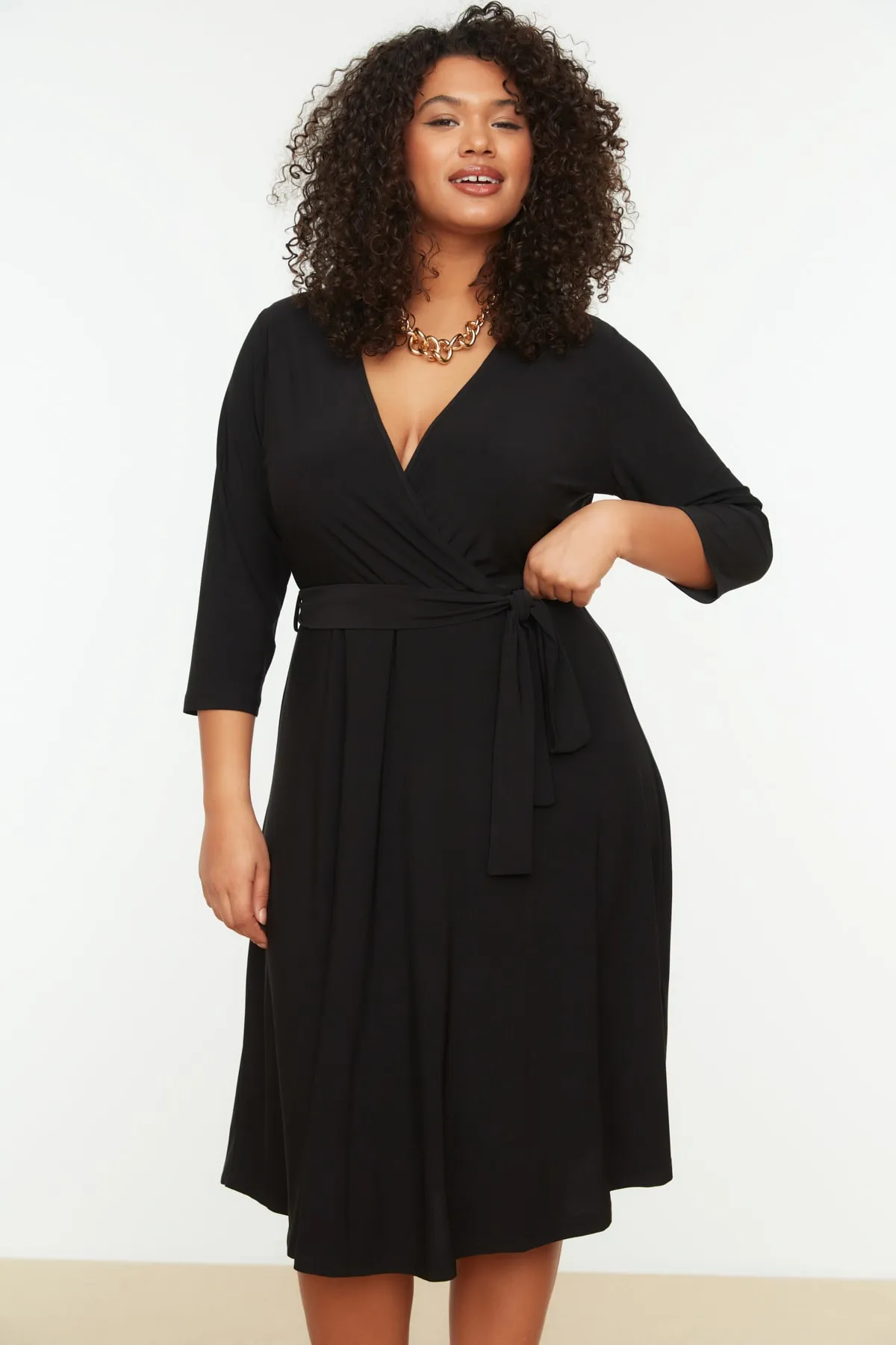 Trendyol Curve  Schwarzes A-Linien-Strickkleid mit Gürtel TBBSS22AH0176