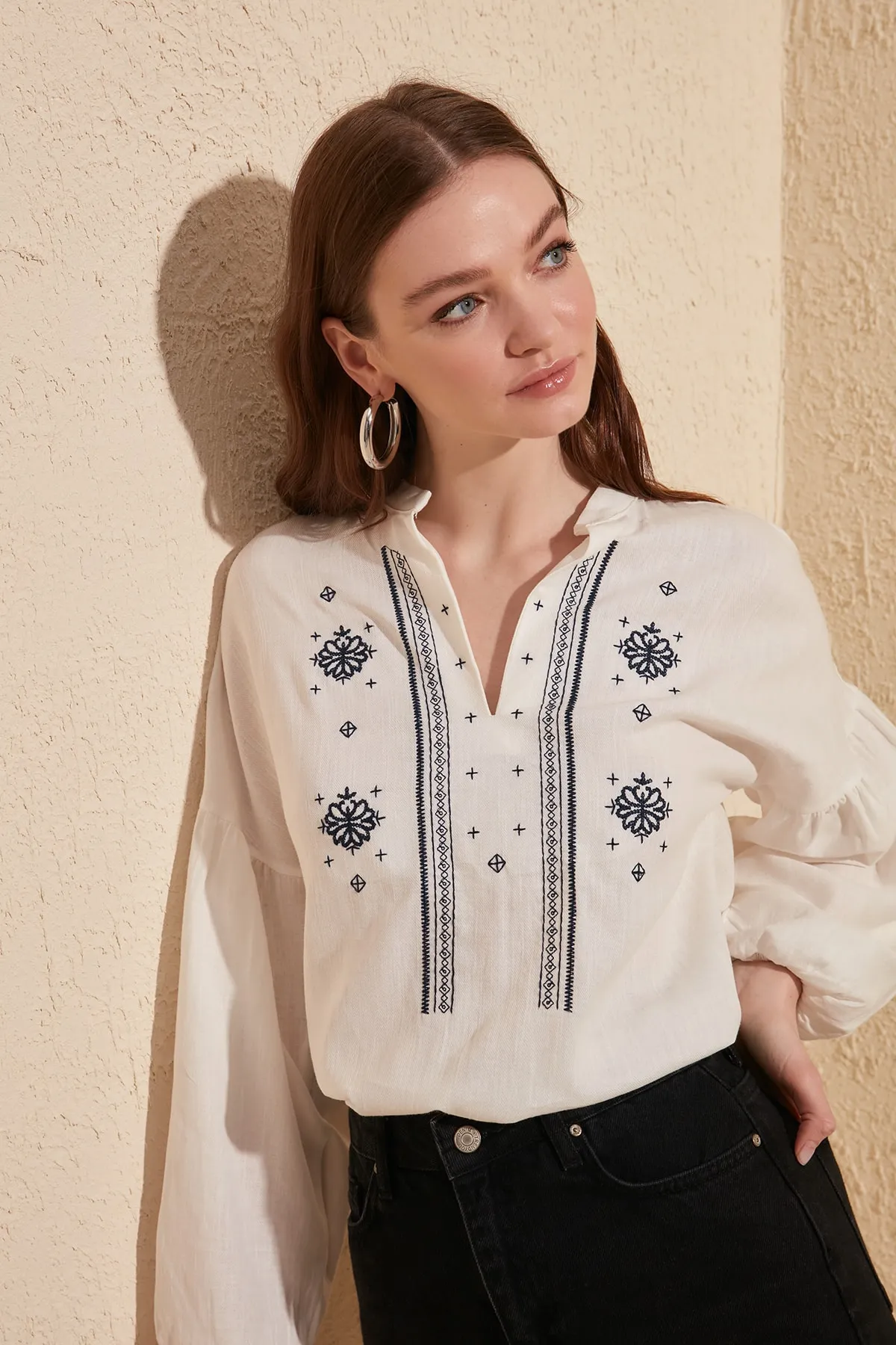 Trendyol Collection  Weiße, bestickte, gewebte Bluse mit Ballonärmeln TWOSS20BZ0284
