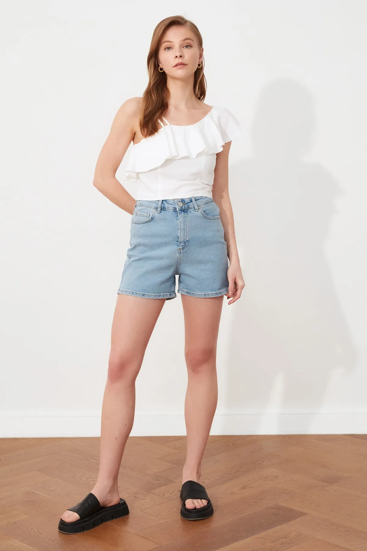 Trendyol Collection  Blaue Mom-Jeansshorts mit hoher Taille TWOSS20SR0210