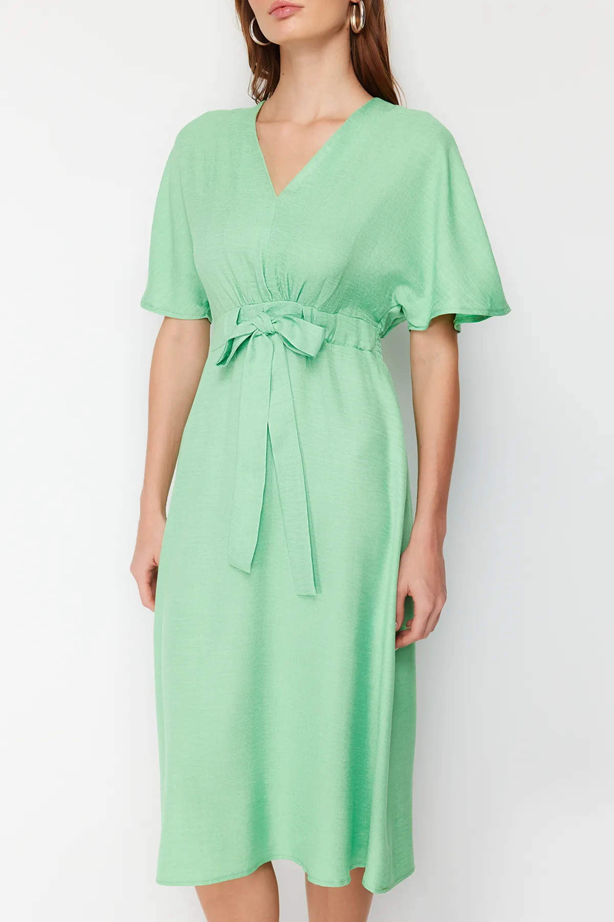 Trendyol Collection  Grünes Midi-Webkleid in A-Linie/Glockenform mit Bindedetail TWOSS23EL01543