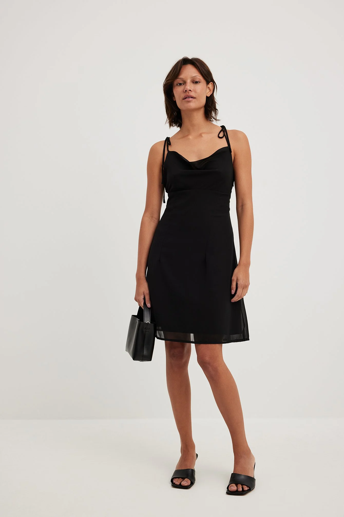 Durchscheinendes Minikleid mit geschnürten Schultern