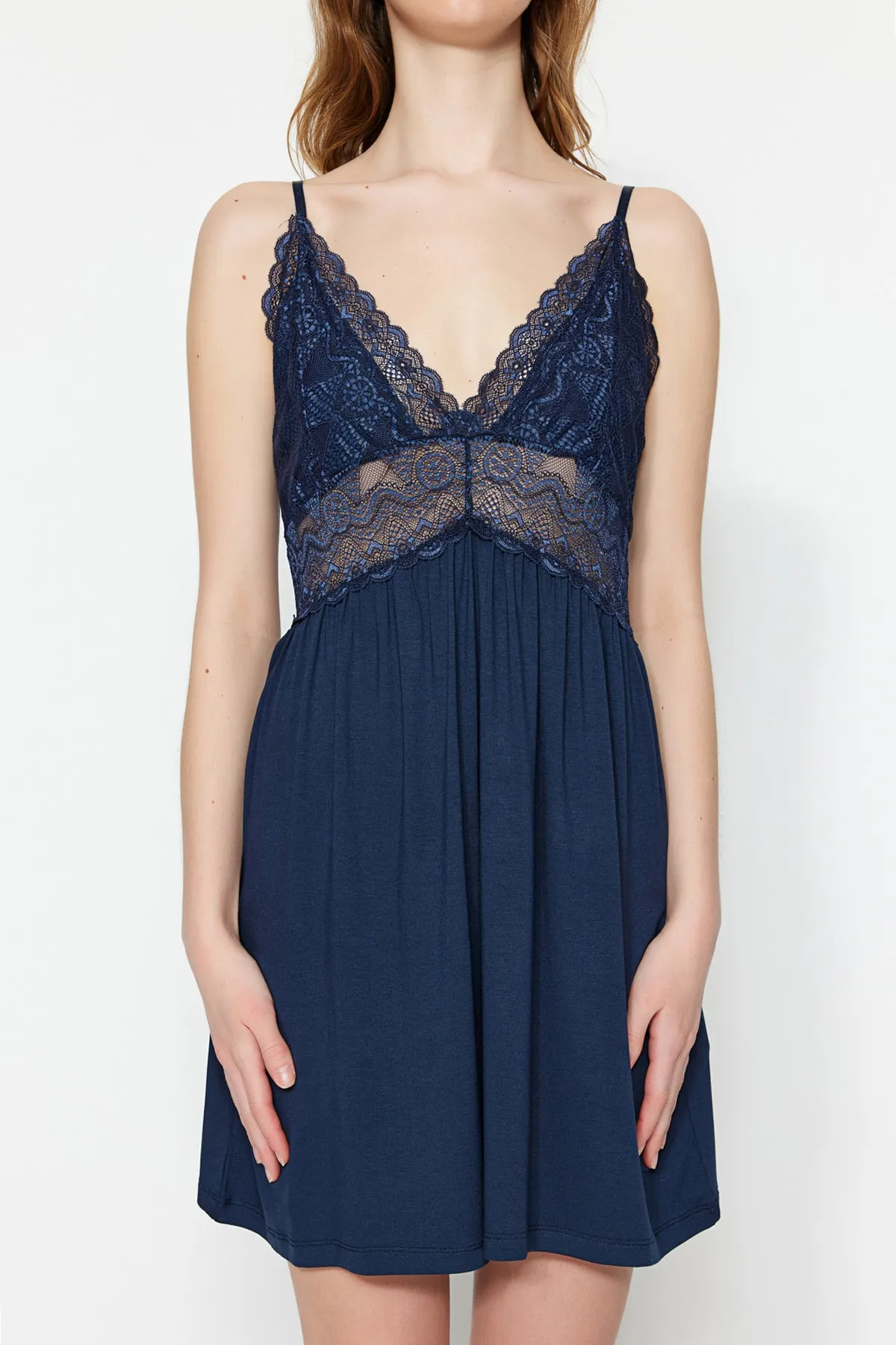 Trendyol Collection  Marineblaues Nachthemd aus Strick mit Spitzendetail und Seilträgern THMSS22PT0355