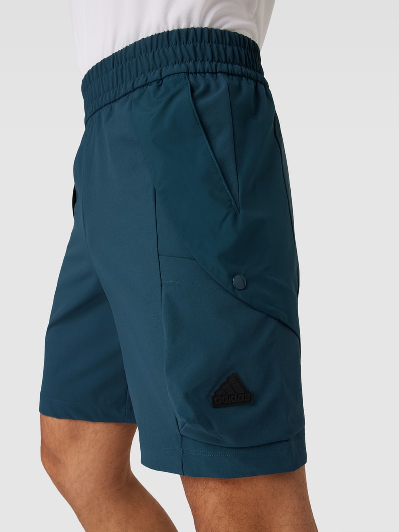 Shorts mit Cargotaschen in petrol