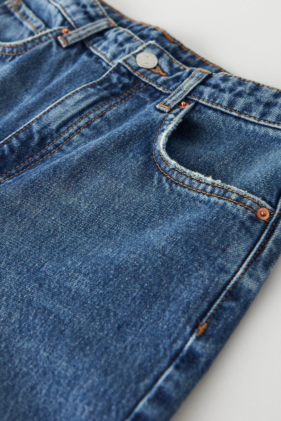 Straight 90s jeans