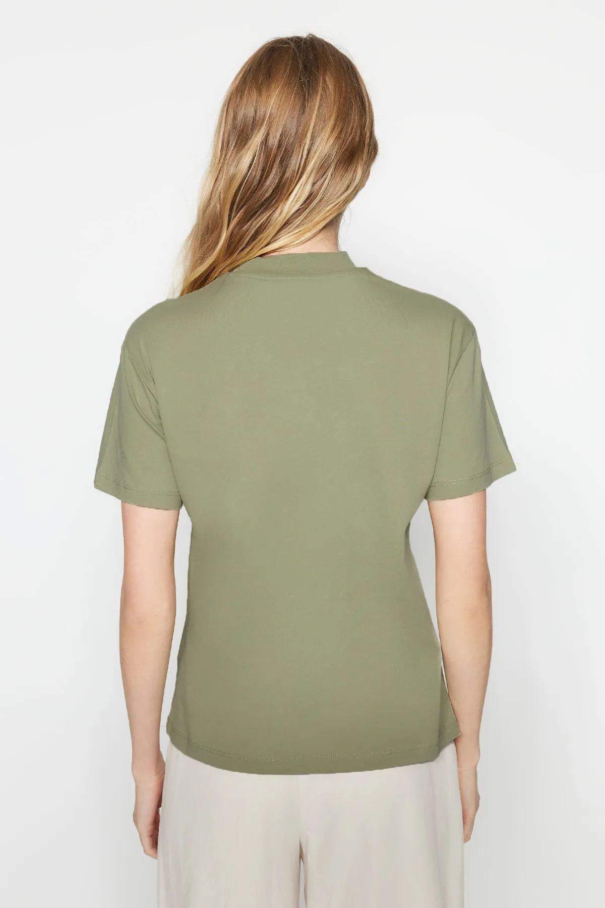 Trendyol Collection  Ölgrün-Grau, 2er-Pack Basic-Strick-T-Shirts aus 100 % Baumwolle mit Stehkragen TWOSS20TS1500