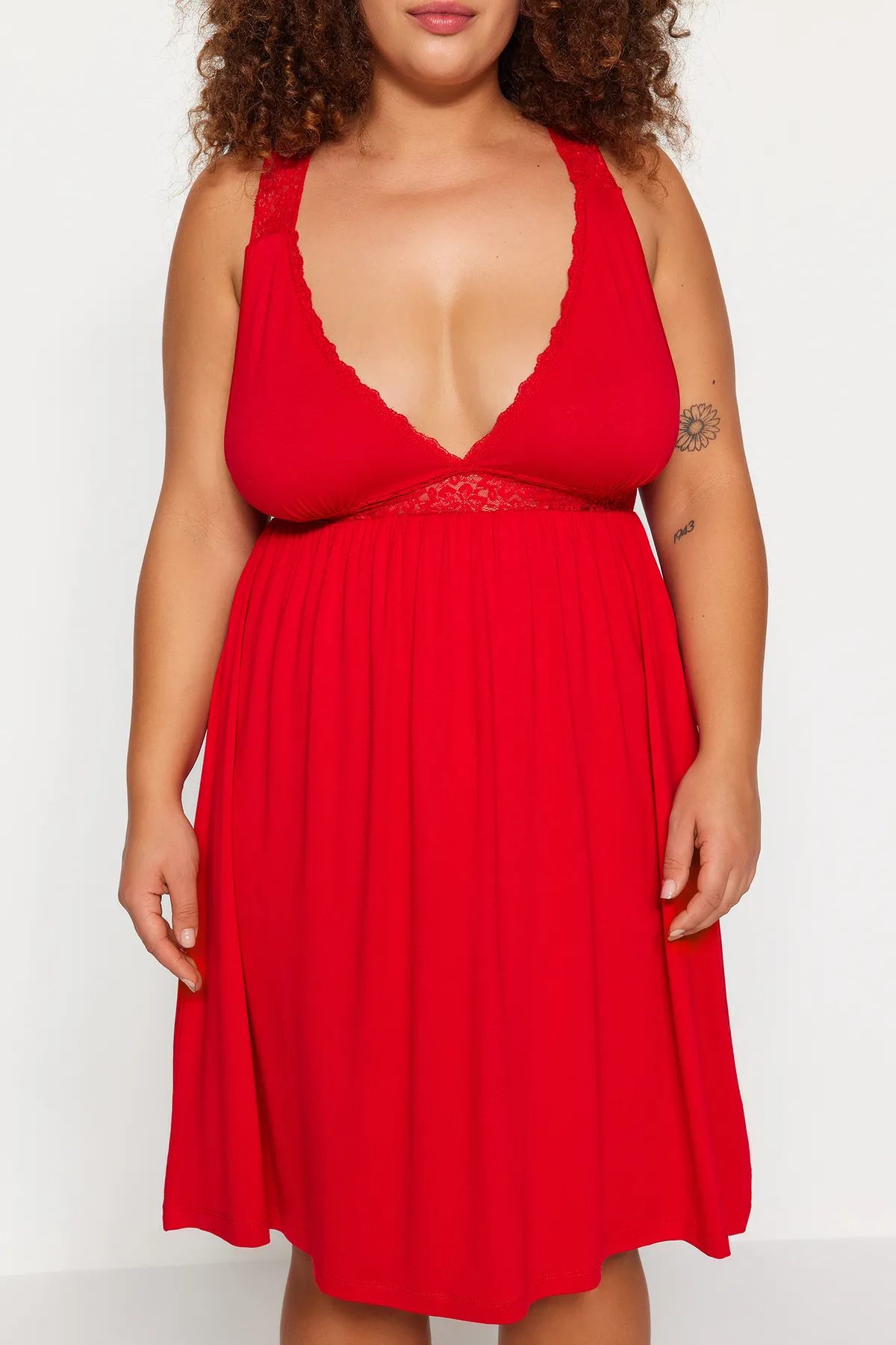 Trendyol Curve  Gestricktes Nachthemd mit roten Spitzendetails TBBAW23CH00000