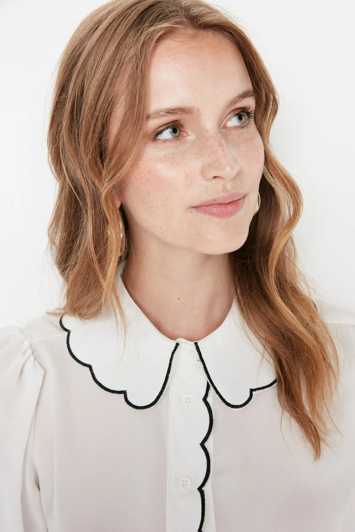Trendyol Collection  Weißes gewebtes Hemd mit Stickdetail - Regular Fit TWOAW21GO0302