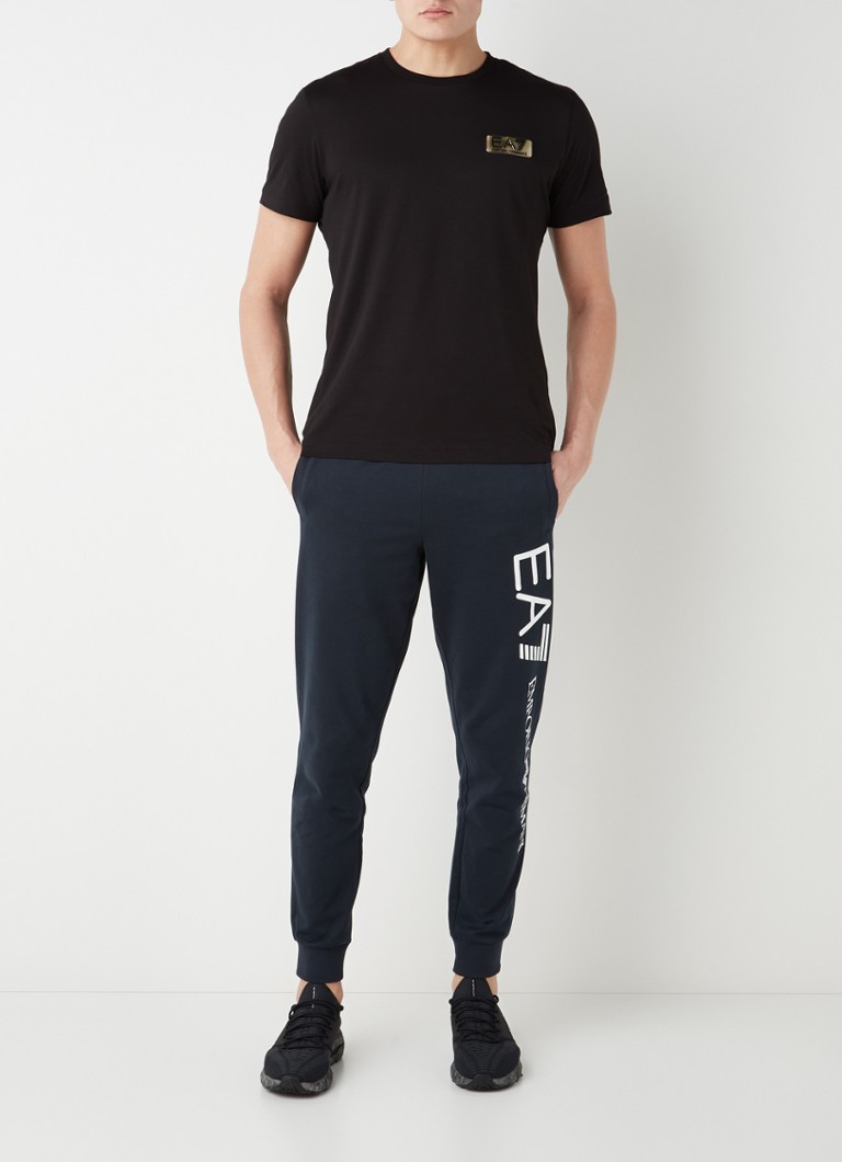 Pantaloni de trening slim fit de la Emporio Armani, cu buzunare laterale și logo imprimat.