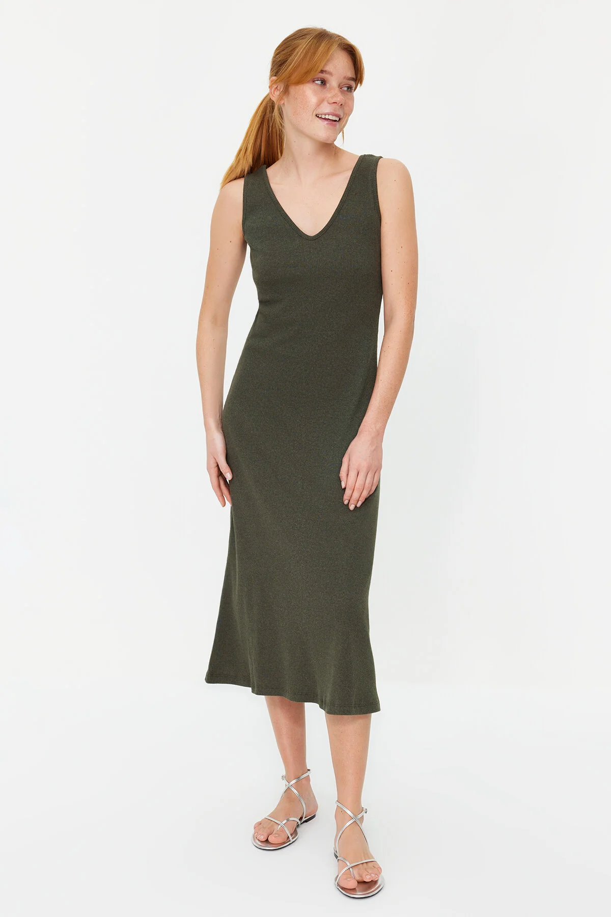 Trendyol Collection  Khakifarbenes, geripptes Midi-Strickkleid in A-Linie TWOSS22EL2964