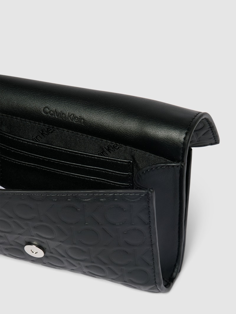 Clutch mit Allover-Label-Prägung in schwarz
