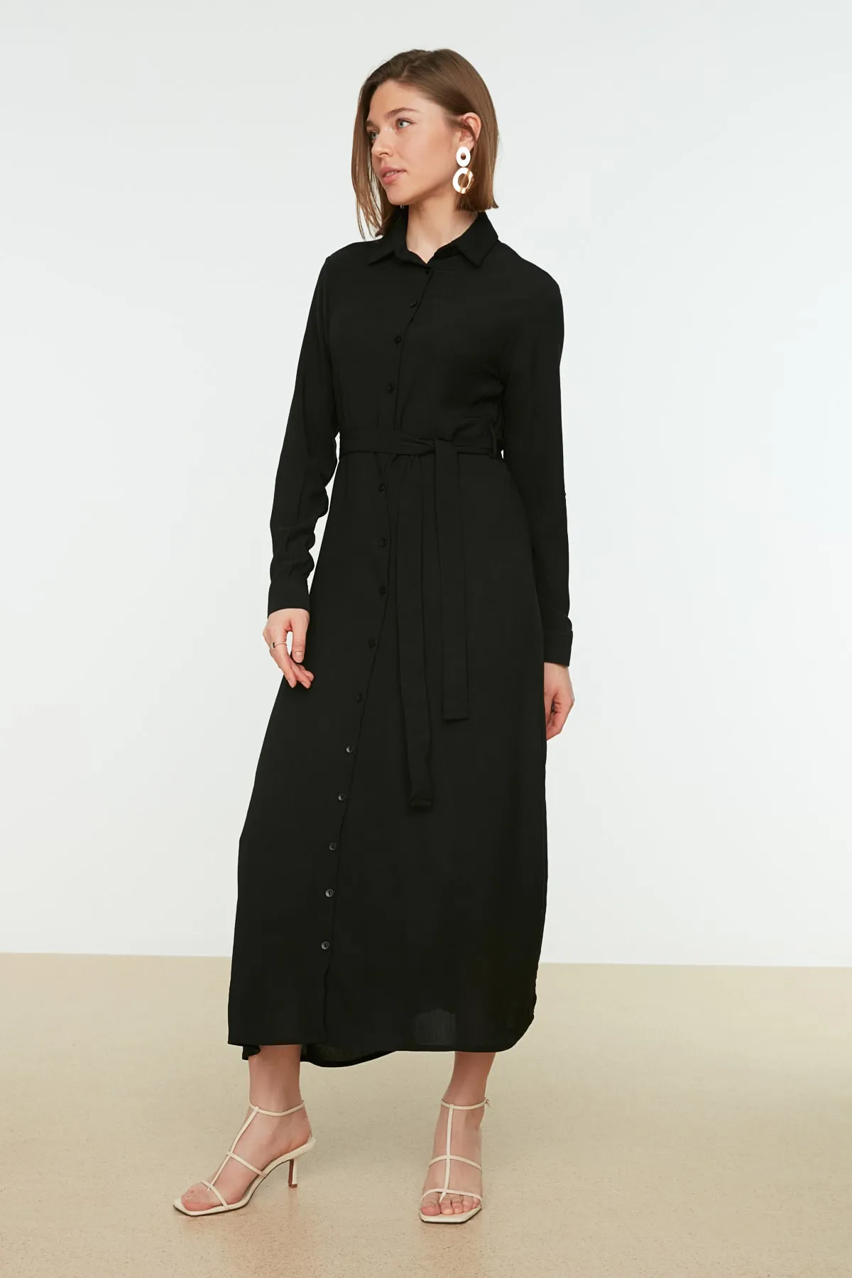 Trendyol Modest  Schwarzes gewebtes Kleid mit Hemdkragen und Gürtel TCTSS21EL3352