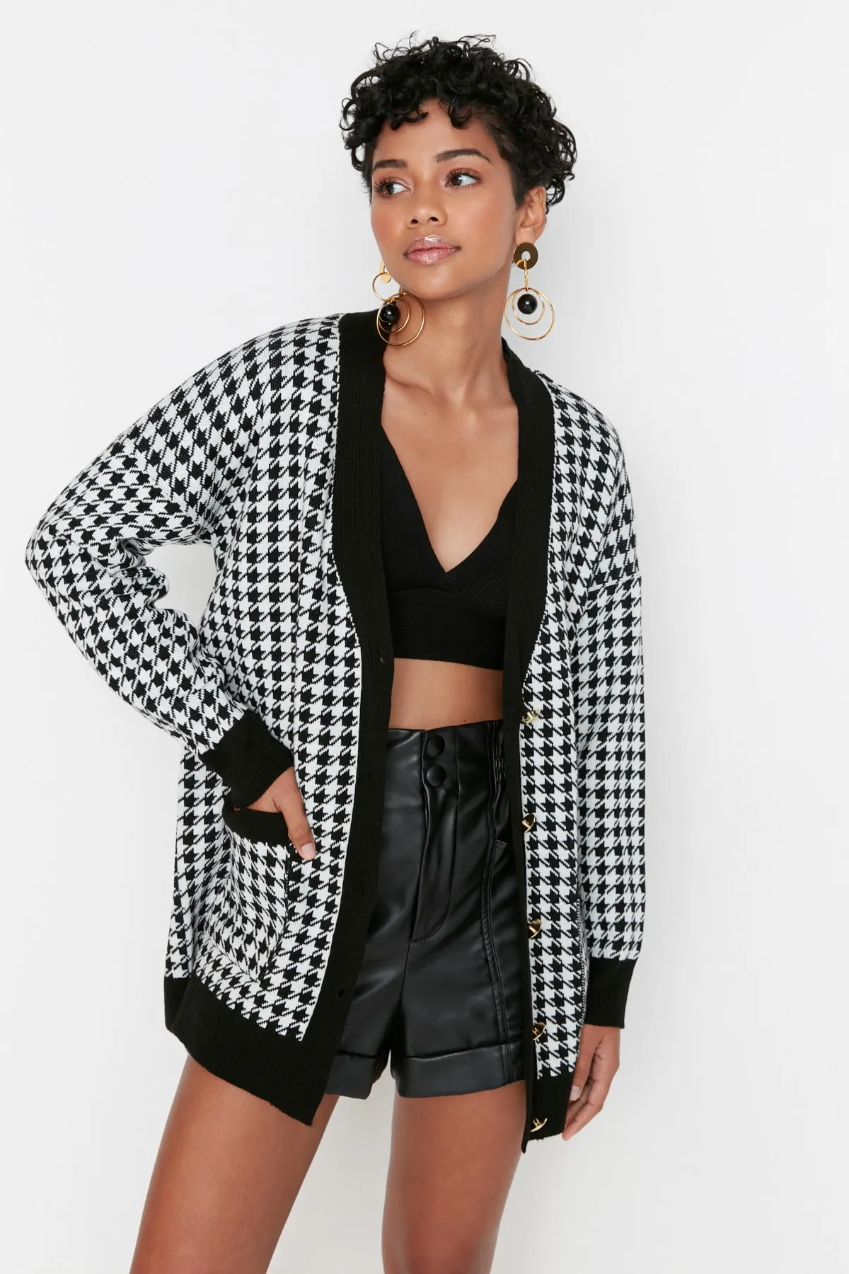 Trendyol Collection  Schwarzer Strick-Cardigan mit weiter Passform TWOAW22HI0179