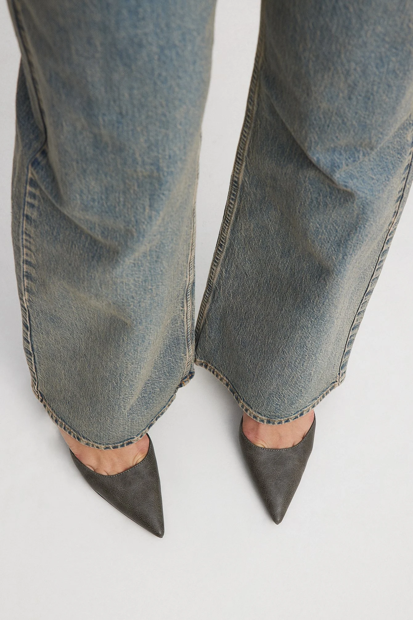 Schmale Sling-Pumps mit Sanduhrform