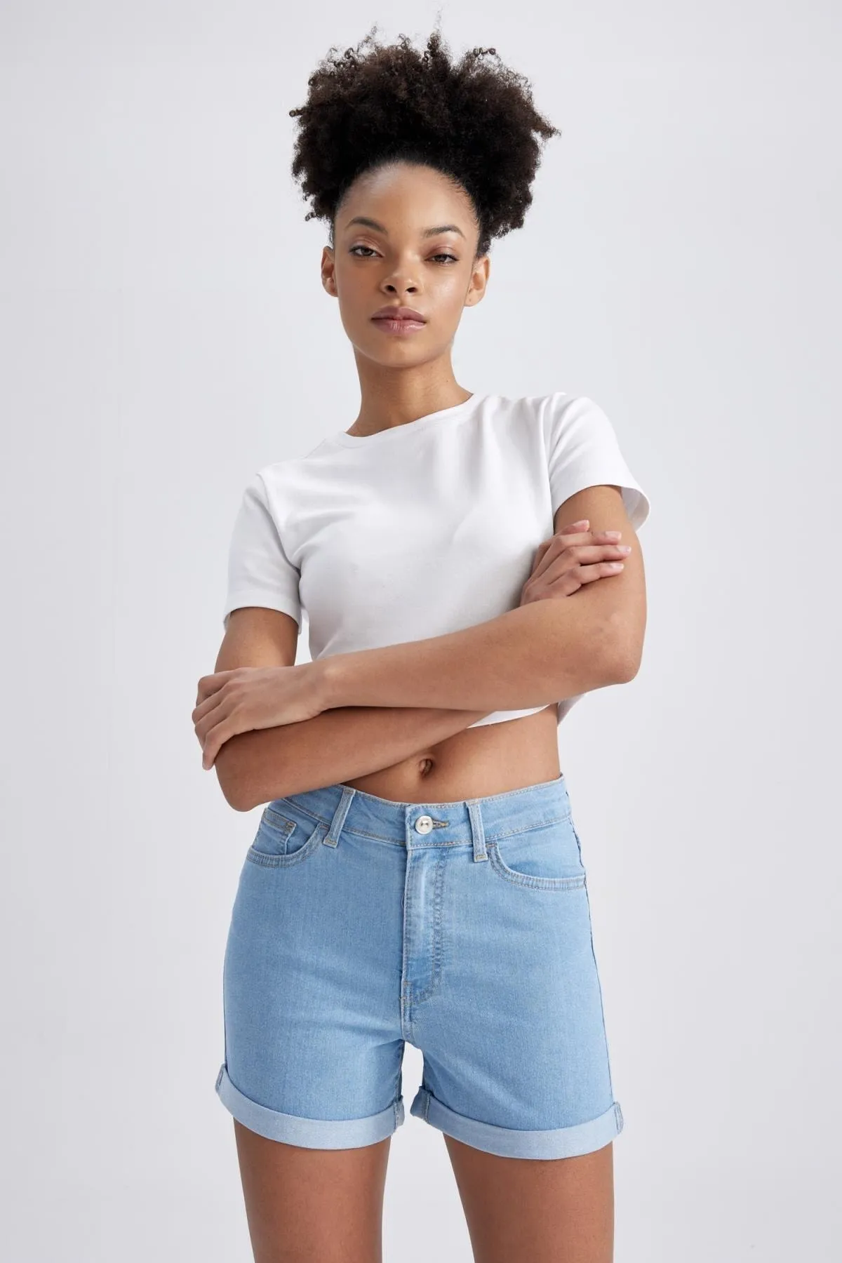 DeFacto  Jeans-Shorts mit normaler Taille und umgeschlagenem Bein A1959ax23sm