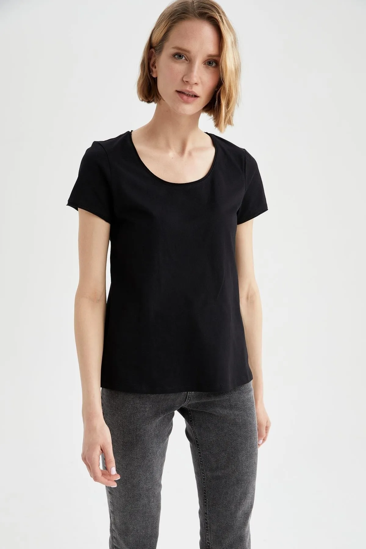 DeFacto  Kurzarm-T-Shirt aus 100 % Baumwolle mit normaler Passform und Rundhalsausschnitt