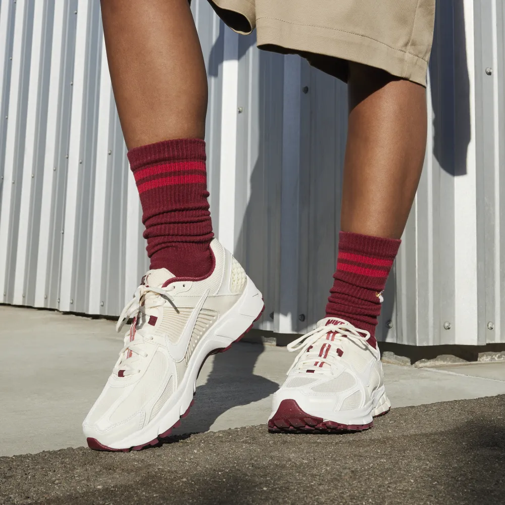 Nike Zoom Vomero 5 WMNS Red Coconut Milk HF0737-111 / weiss