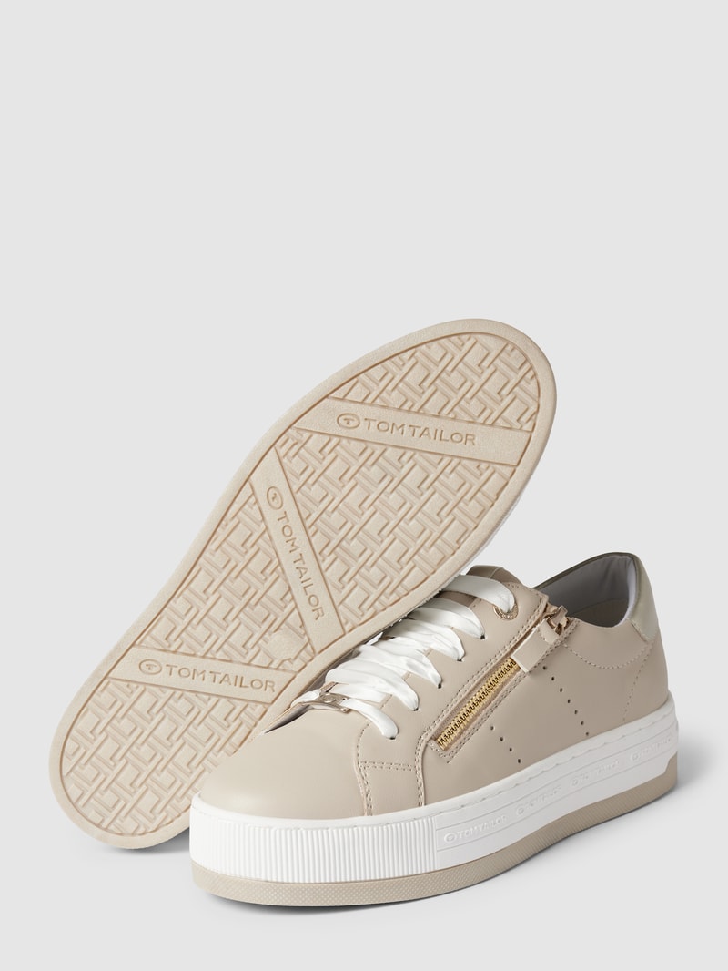 Sneaker mit Label-Details in beige