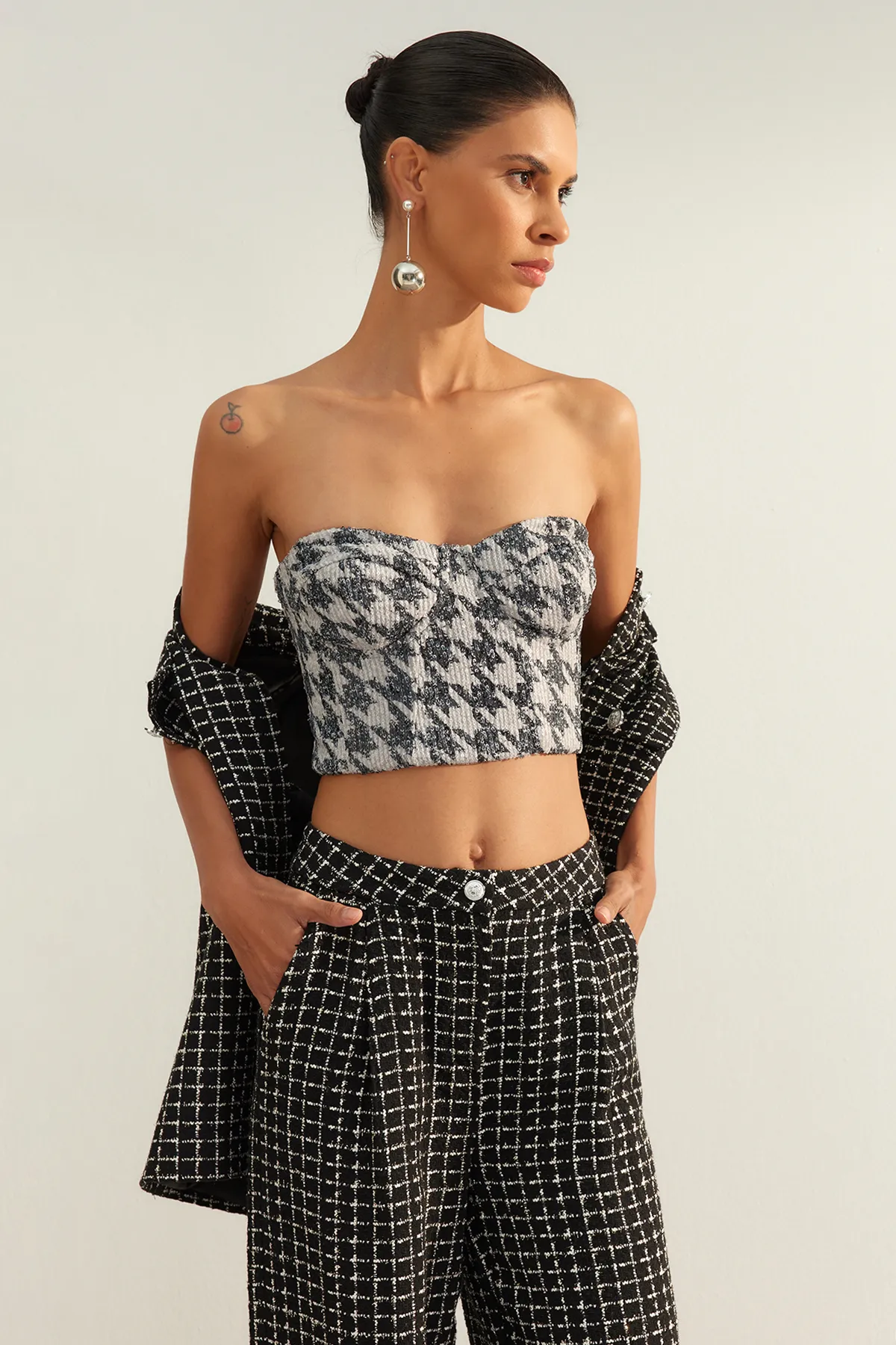 Trendyol Collection  Mehrfarbiges, kariertes, bauchfreies, gestricktes Bustier mit Pailletten und Pailletten in limitierter Auflage TPRAW24BS00009
