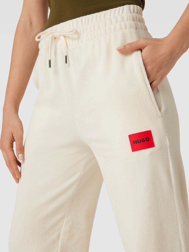 Regular Fit Hose aus Samt mit Label-Patch in offwhite