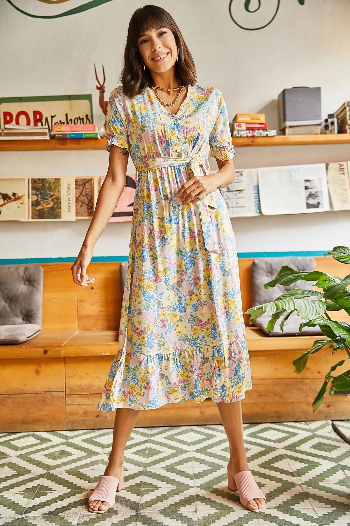 Olalook  Gelbes Damenkleid aus gewebter Viskose mit Knöpfen und Gürtelärmeln ELB-19001524