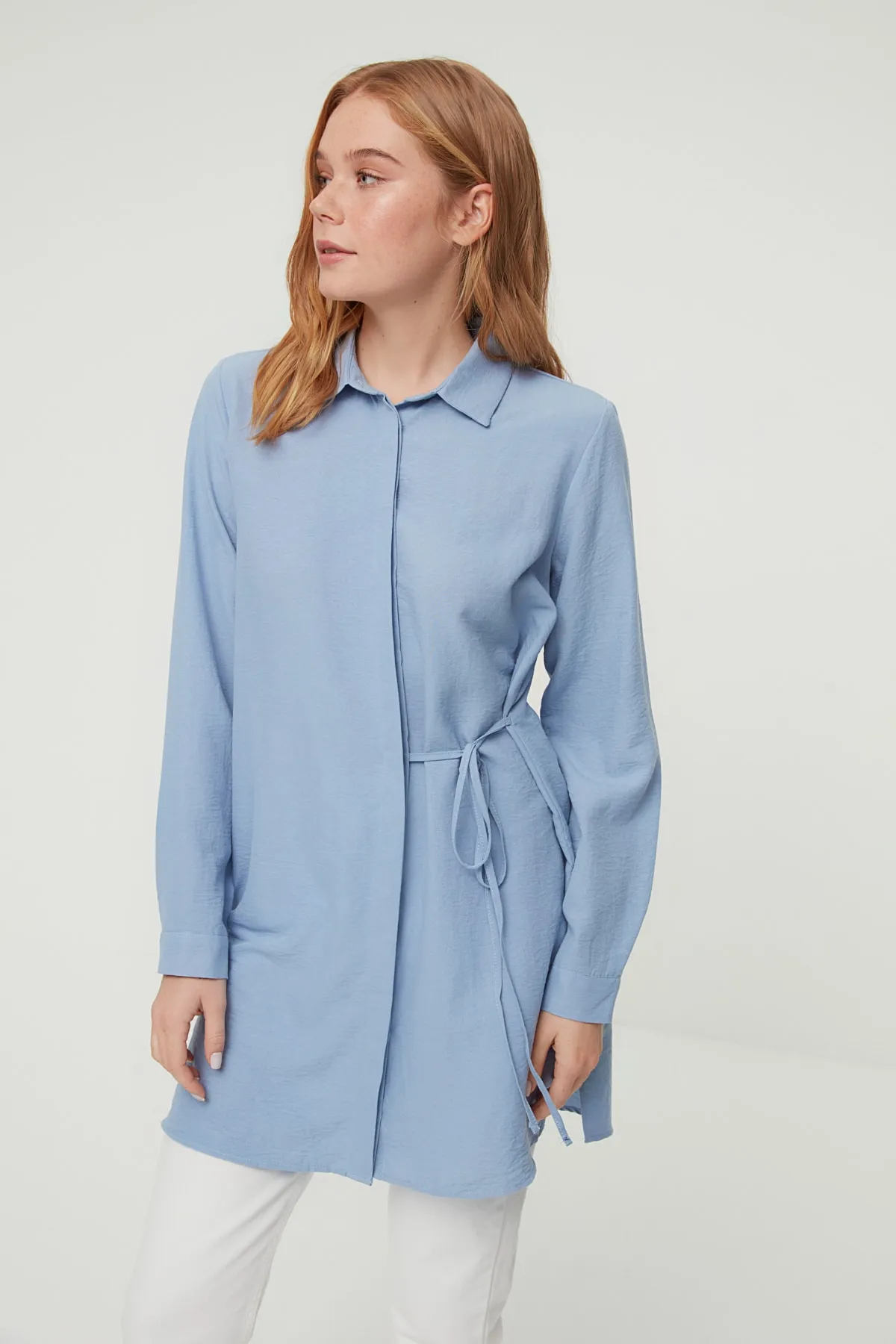 Trendyol Modest  Blaues gewebtes Aerobin-Hemd mit Taillenschnürung TCTSS22GO0105