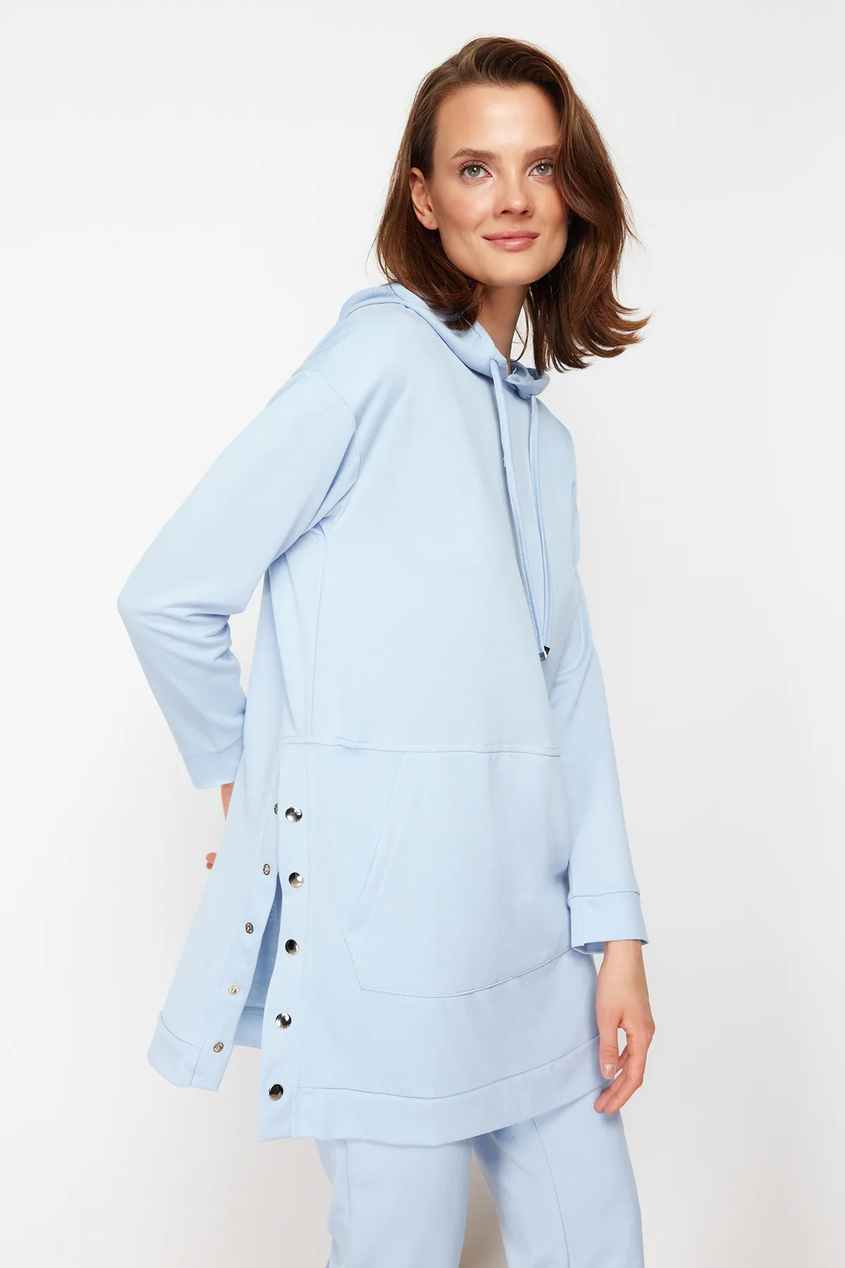 Trendyol Modest  Blaues Jogger-Trainingsanzug-Set mit Kängurutasche und Druckknöpfen und detaillierter Kapuze und Kapuze TCTSS21EM0072