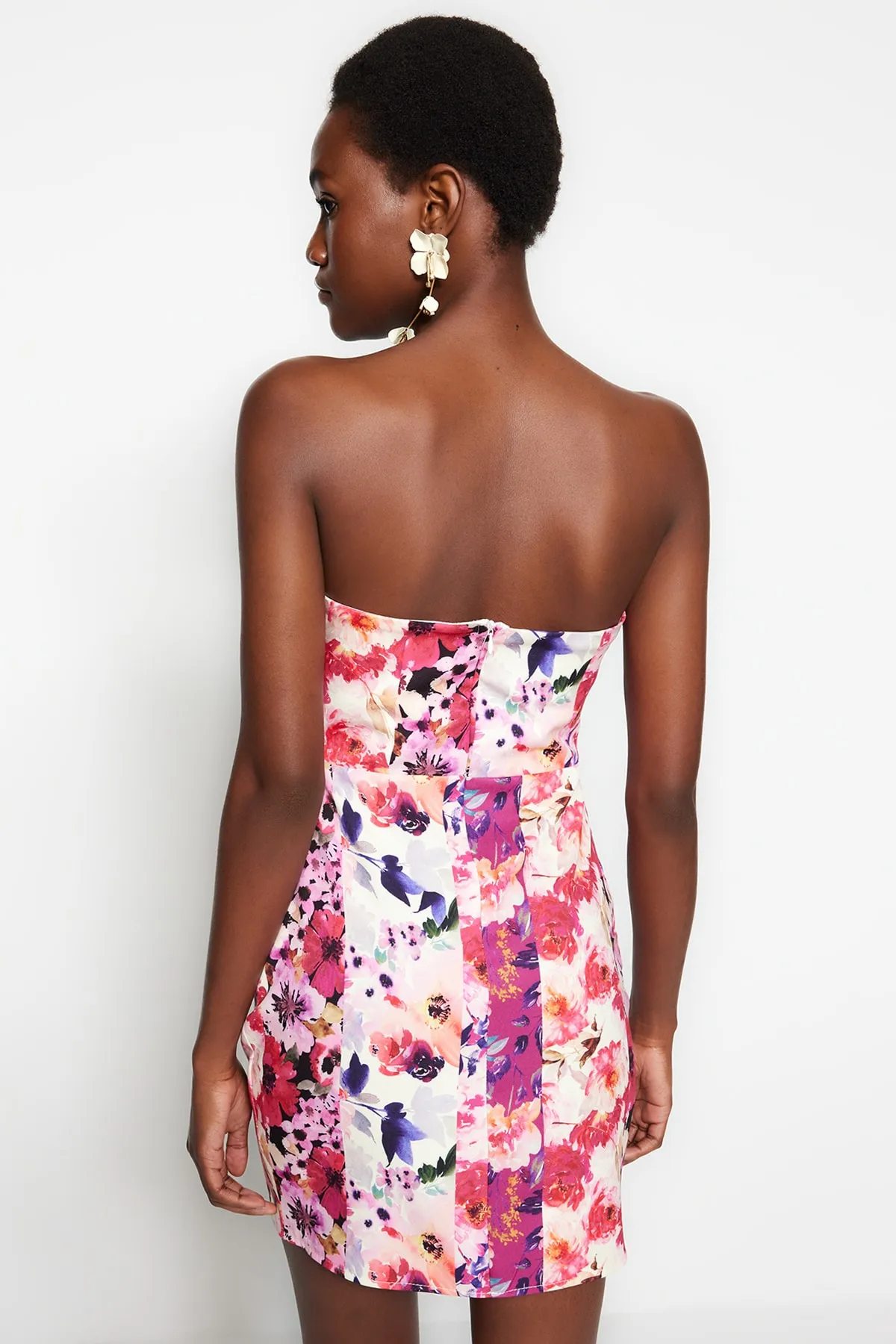 Trendyol Collection  Mehrfarbig gefüttertes, schräges, gewebtes, blumengemustertes, elegantes Abendkleid TPRSS23EL00342