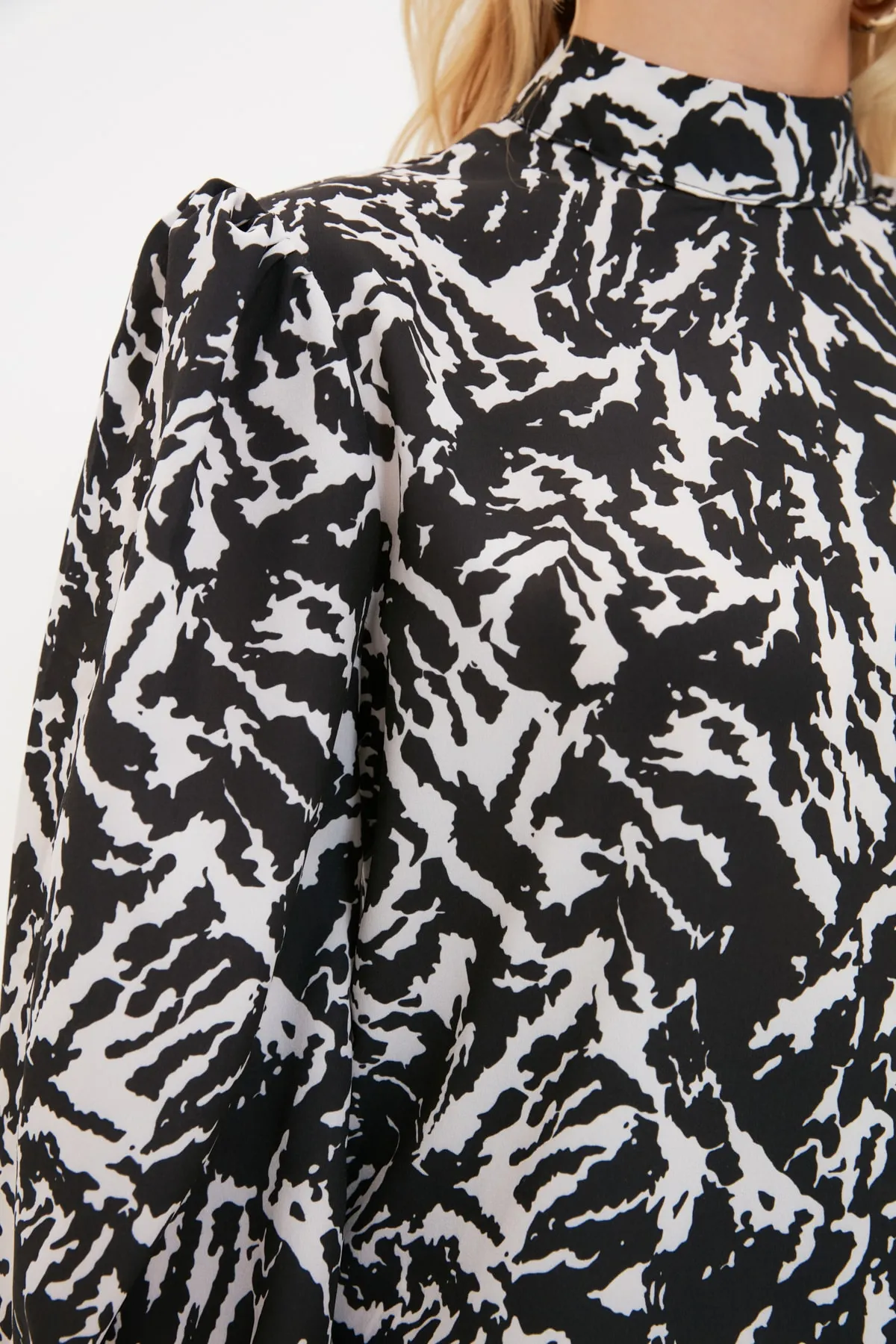 Trendyol Collection  Mehrfarbige Webbluse mit hohem Kragen und Zebramuster TWOAW21BZ0269