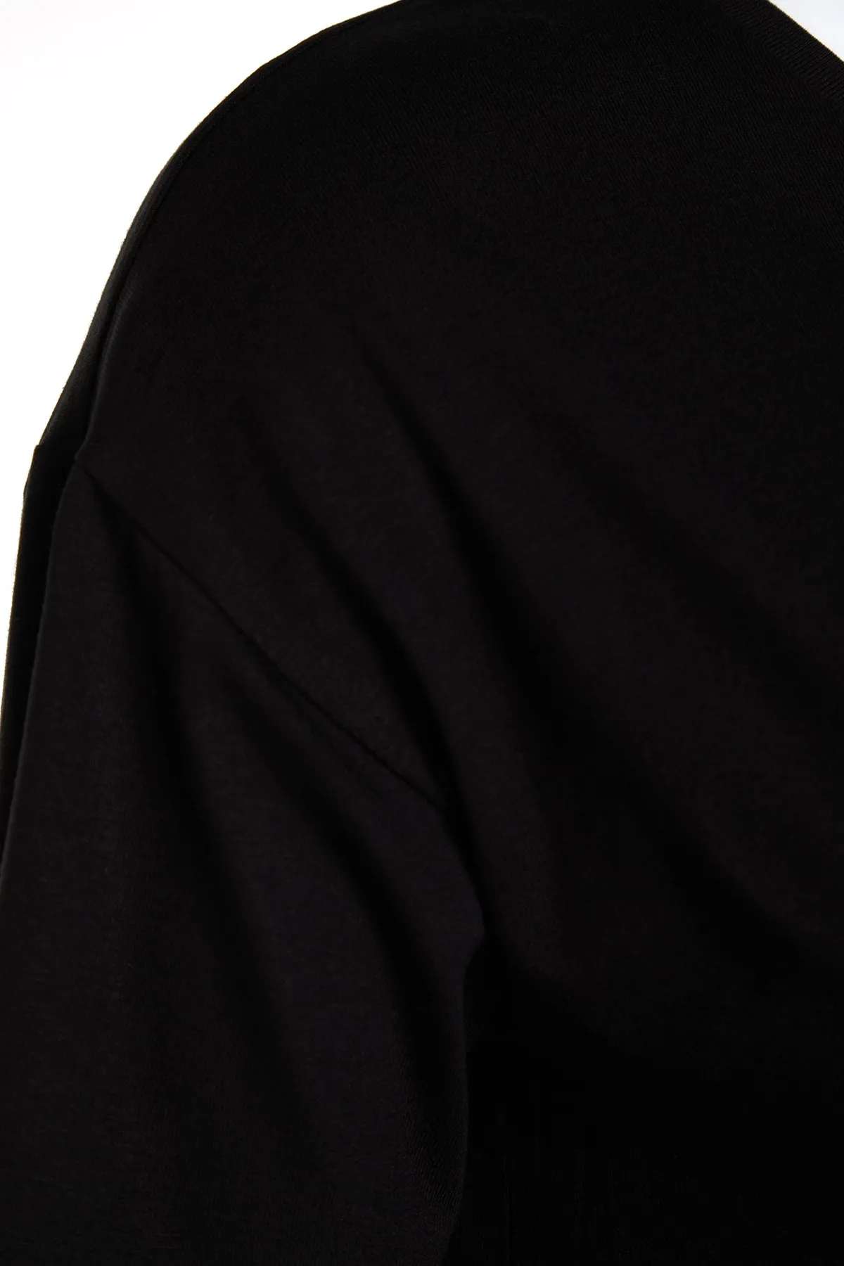 Trendyol Curve  Gestricktes T-Shirt mit schwarzem Kragen und detailliertem Kragen TBSSS22TS0877