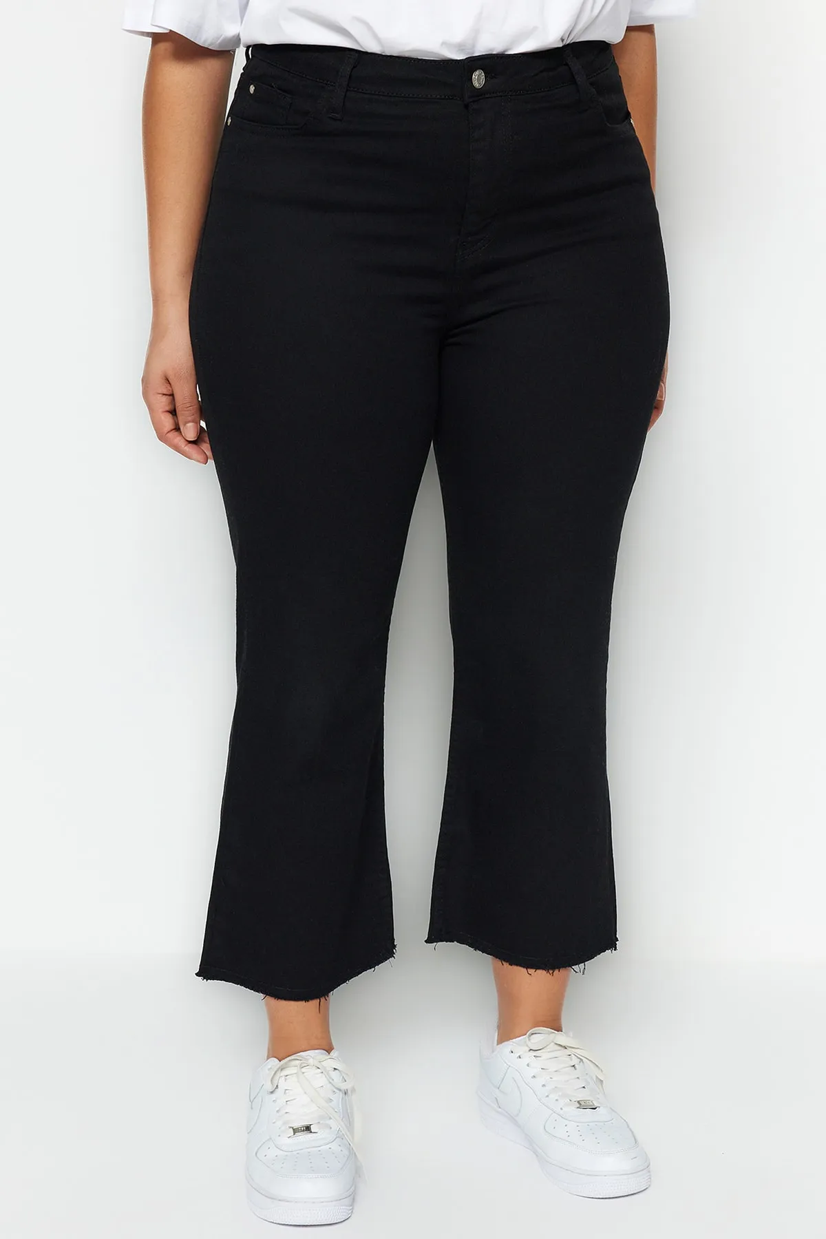 Trendyol Curve  Schwarze, lichtechte High-Waist-Jeans in Culotte-Passform mit kurzem Bein TBSSS23AR00014