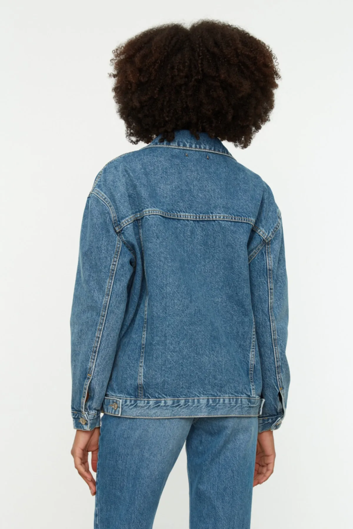 Trendyol Collection  Blaue Oversize-Trucker-Jeansjacke TWOAW22CE0364