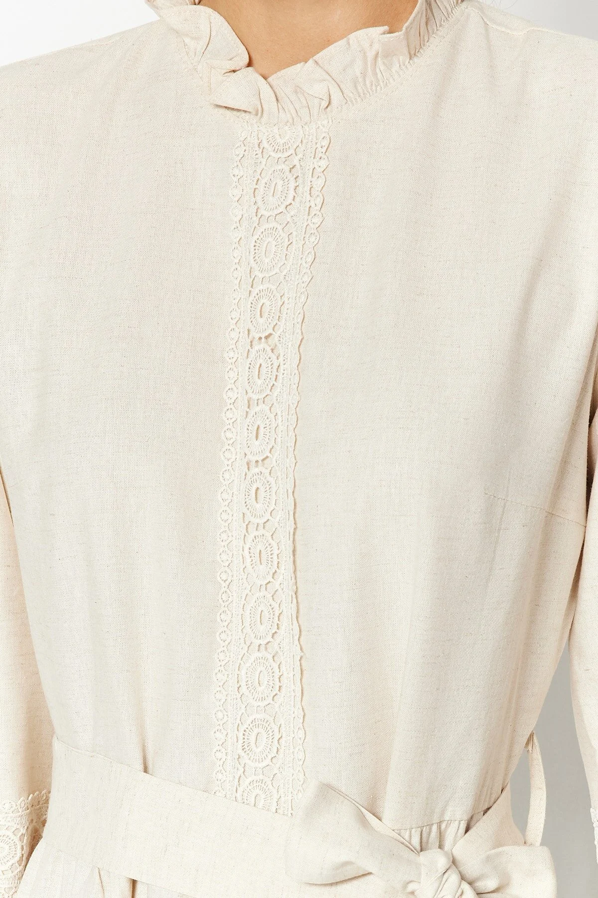 Trendyol Modest  Cremefarbenes Kleid aus gewebtem Leinenmischgewebe mit Guipure-Stoff mit Gürtel und Rüschendetail TCTSS23EB00011