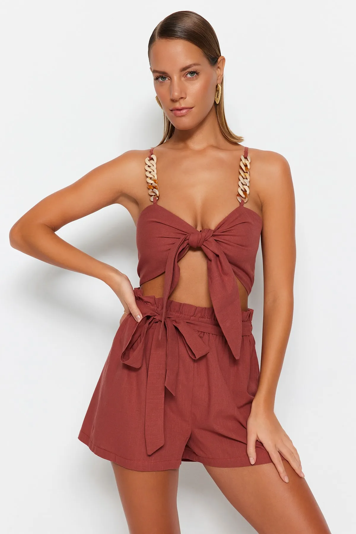 Trendyol Collection  Blusen-Shorts-Set aus 100 % Baumwolle mit braunen gewebten Accessoires TBESS23AU00073