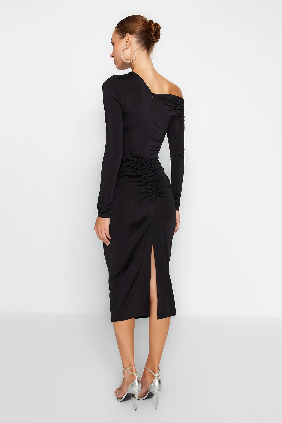 Trendyol Collection  Schwarzes, figurbetontes, gestricktes Korsett mit detailliertem, elegantem Abendkleid TPRAW24EL00053